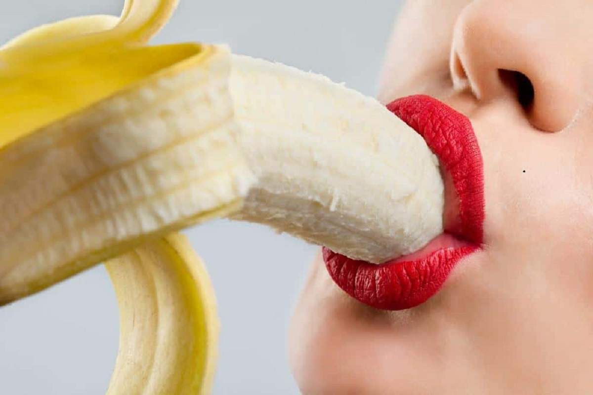 Девушка с бананом